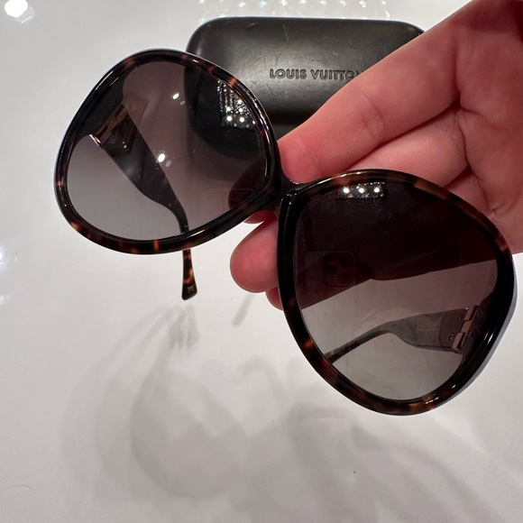 Louis Vuitton sunglasses - Picture 4 of 5